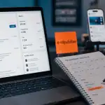 Community management définition : ordinateur, posts et KPI engagement pour modérer et protéger l’e-réputation