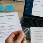 Lettre de motivation marketing digital et résultats SEO, KPIs sur ordinateur