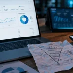 Marketing digital SEO SEA contenu et données, analytics sur ordinateur